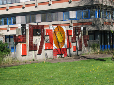 829596 Gezicht op het keramieken mozaïek op een wand bij de parkeerplaats van het UWV-kantoor (Willem Dreeslaan 113) te ...